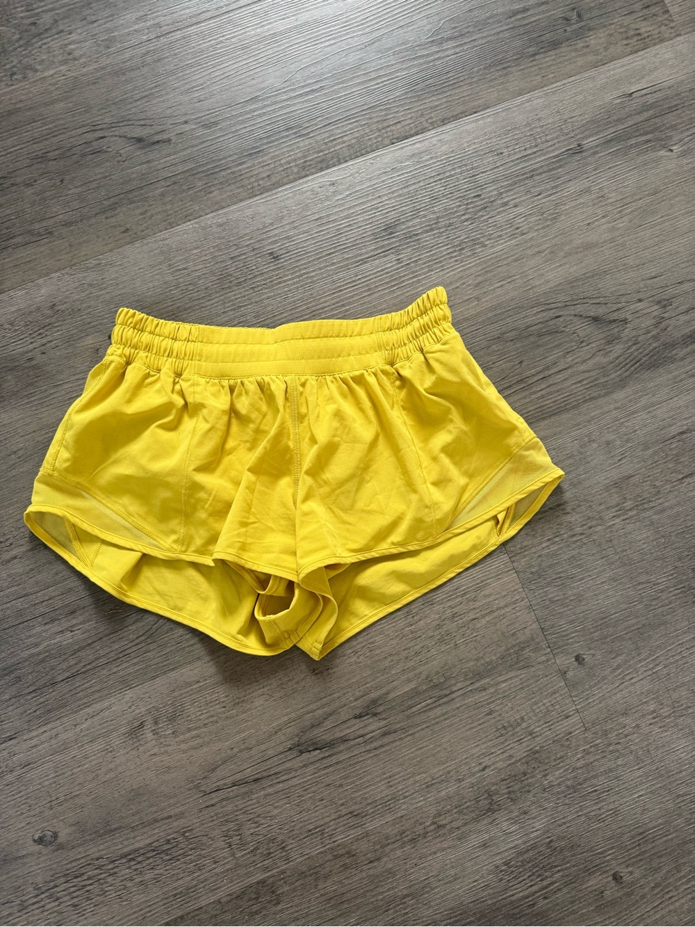 Lululemon hotty hot low rise 2.5 inch size 6 Yellow Women’s Athletic Shorts
